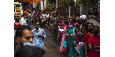 印度孟买民众排长队接种新冠疫苗
