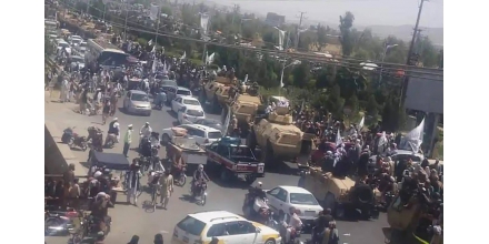 最新！外媒：塔利班举行“阅兵”