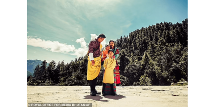 不丹国王和王后发布“全家福”合照秀恩爱，纪念结婚10周年