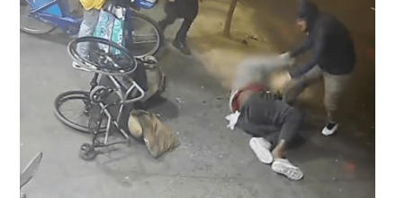 纽约多人当街暴力抢劫坐轮椅男子 今年该市抢劫案已超1.1万起