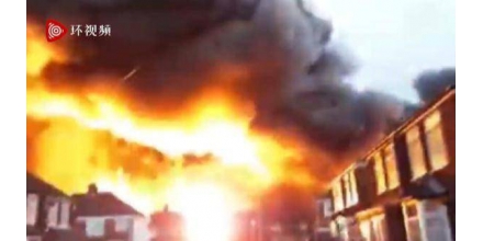 英国一塑料工厂突发大火，现场传来爆炸声，“浓烟蔓延整座城市”