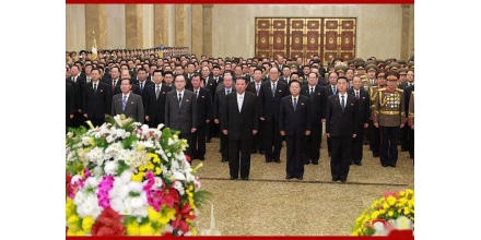 Kim Jong Un visited the sun palace in Jinxiu mountain in the new year and presented a flower basket
