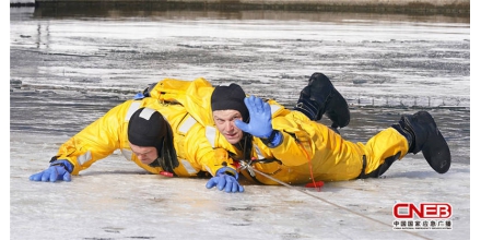 美国圣路易斯消防员进行冰下救援集训