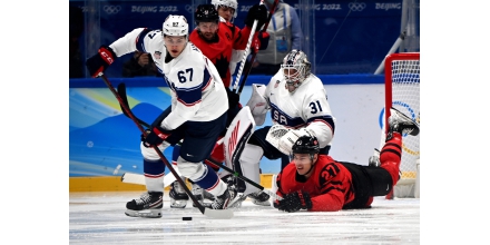 冰球——男子小组赛：美国队胜加拿大队